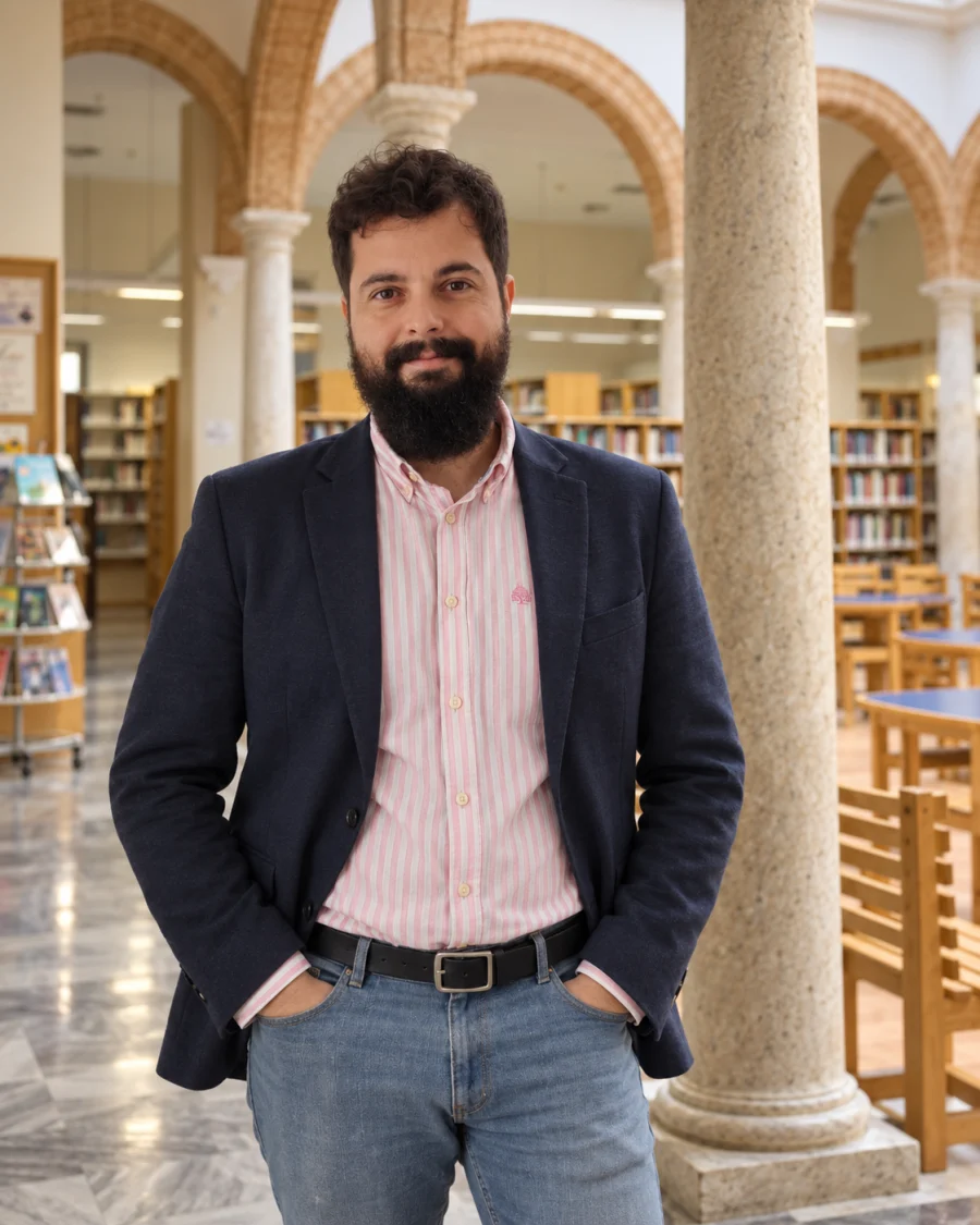 Víctor Corrales en una biblioteca.
